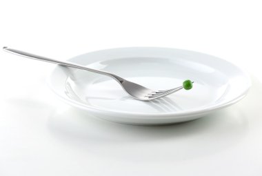 Bezelye çatal üzerinde beyaz izole plaka üzerinde