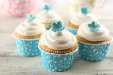 açık renkli tablo üzerinde lezzetli kek