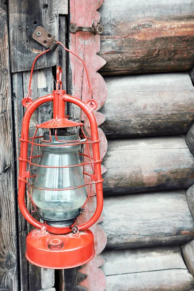 Lampada a cherosene su fondo porta in legno — Foto Stock