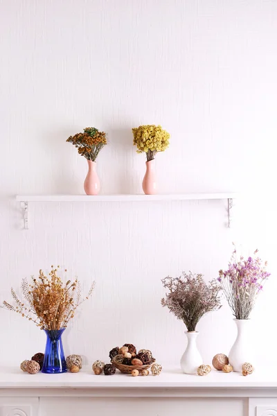 Bodegón de flores secas sobre fondo de pared blanco — Foto de Stock