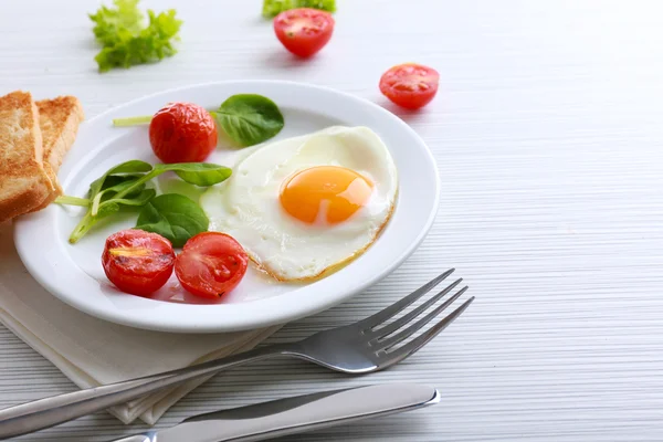 Bacon och ägg på färg träbord bakgrund — Stockfoto