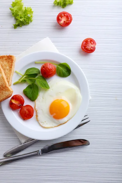 Bacon e ovos na cor de fundo de mesa de madeira — Fotografia de Stock