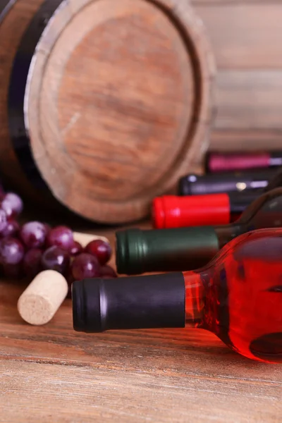 Diferentes botellas de vino en primer plano de mesa — Foto de Stock