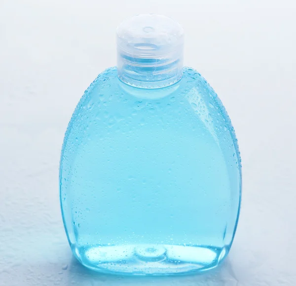 Botella cosmética aislada en blanco — Foto de Stock