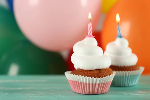 Deliciosos cupcakes de cumpleaños en la mesa sobre un fondo brillante —  Fotos de Stock