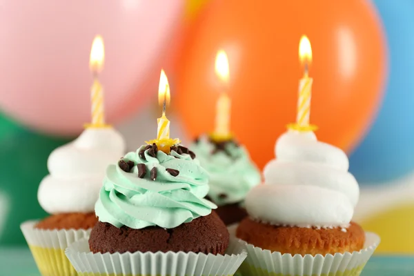 Deliziosi cupcake di compleanno sul tavolo su sfondo luminoso — Foto Stock