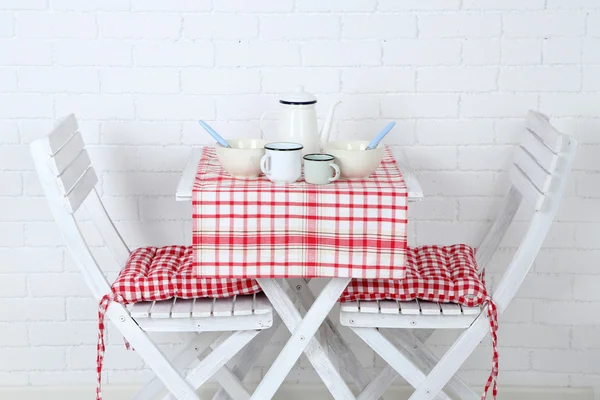 Cadeiras de madeira e mesa na cozinha acolhedora — Fotografia de Stock