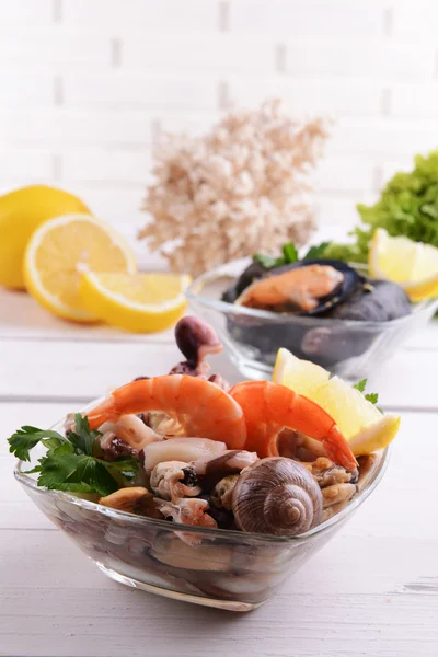 Masada açık renkli plaka üzerinde lezzetli deniz ürünleri — Stok fotoğraf
