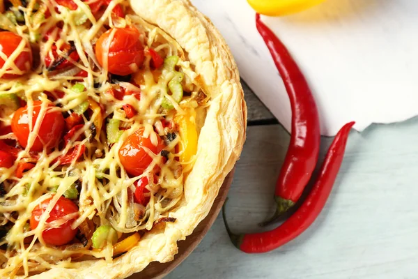 Torta de legumes com páprica, tomate e queijo em fundo de madeira — Fotografia de Stock