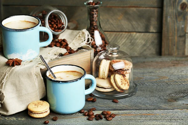 Hermosa composición con sabroso capuchino sobre mesa de madera —  Fotos de Stock