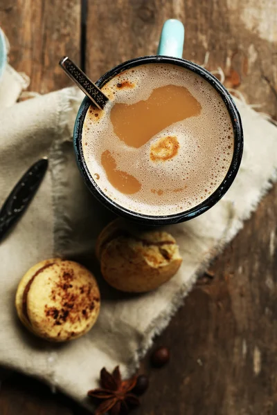 Schöne Komposition mit leckerem Cappuccino auf Holztisch — Stockfoto