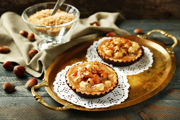 Mini pasteles con nueces en servilleta sobre fondo de madera — Foto de Stock