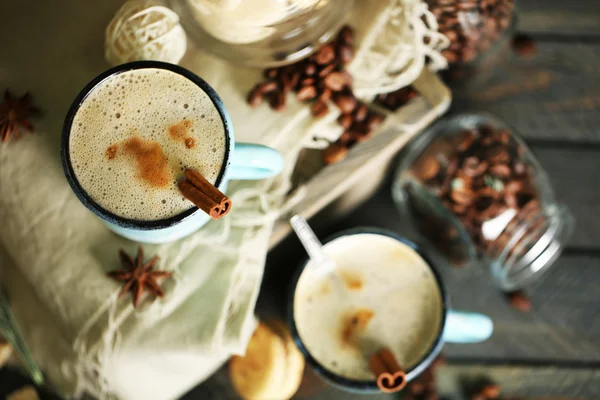 Hermosa composición con sabroso capuchino sobre mesa de madera — Foto de Stock