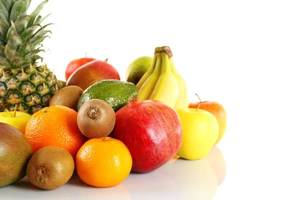 Sortiment av exotiska frukter isolerade på vitt — Stockfoto