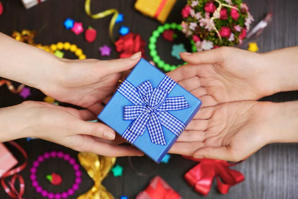 Weibliche Hände halten Geschenk in Nahaufnahme — Stockfoto