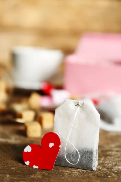 Etiqueta y caja de té en forma de corazón sobre fondo de madera —  Fotos de Stock