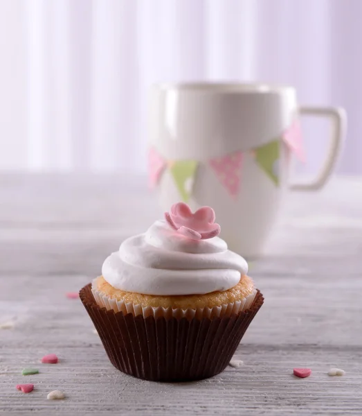 Delicious cupcake on table on light background — Stock Photo, Image