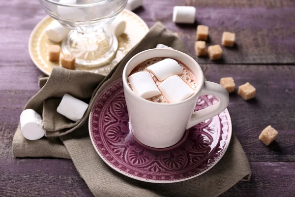 Cioccolata calda con marshmallow in tazza, su sfondo di legno a colori — Foto Stock