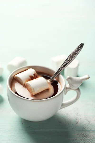 Warme chocolademelk met marshmallows in de beker, op een houten achtergrond kleur — Stockfoto