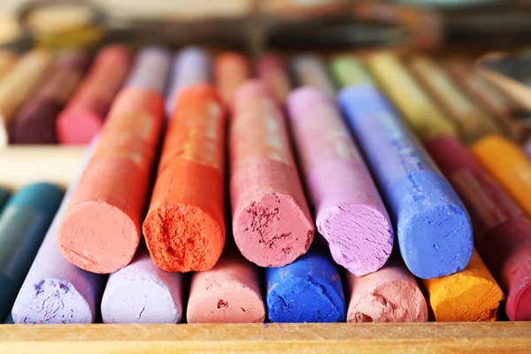 Pasteles de tiza de colores en la caja de cerca —  Fotos de Stock