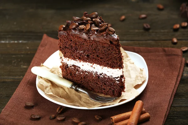 Delicioso pastel de chocolate en primer plano de la mesa — Foto de Stock
