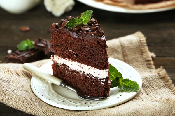 Delicioso bolo de chocolate na mesa close-up — Fotografia de Stock