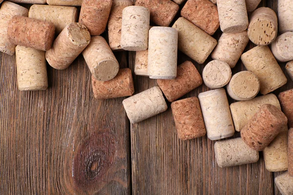 Korki do wina na drewnianym tle — Zdjęcie stockowe