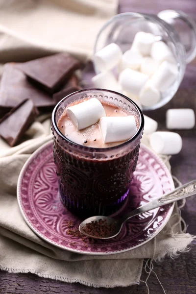 Heiße Schokolade mit Marshmallows im Glas, auf farbigem Holzgrund — Stockfoto