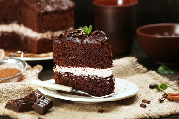 美味的巧克力蛋糕放在桌上特写 — 图库照片