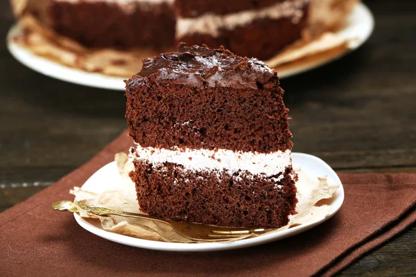 Köstlicher Schokoladenkuchen auf dem Tisch aus nächster Nähe — Stockfoto