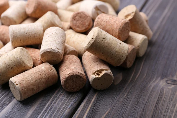 Rolhas de vinho em fundo de madeira — Fotografia de Stock