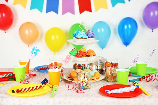 Mesa de aniversário preparada com doces para festa de crianças — Fotografia de Stock