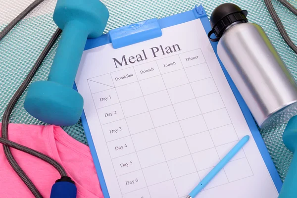 Plan de comidas y equipo deportivo vista superior de cerca — Foto de Stock