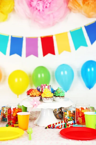 Mesa de aniversário preparada com doces para festa de crianças — Fotografia de Stock