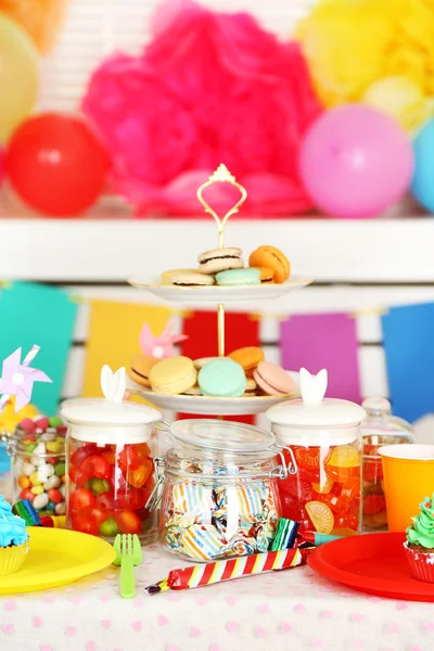 Förberett födelsedag bord med godis för barn part — Stockfoto