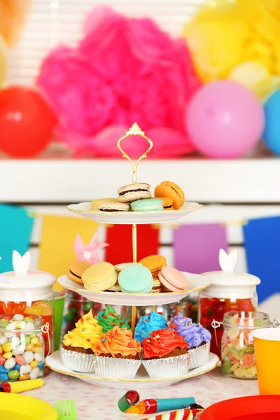 Valmistettu syntymäpäiväpöytä makeisilla lapsille puolue — kuvapankkivalokuva