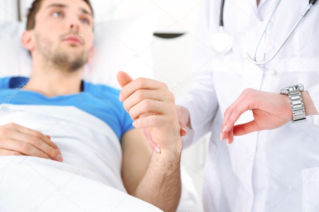 пациент в клинике. лечение наркомании профессионально. лечение наркомании в стационаре. больница терапия. детоксикация от алкоголя.