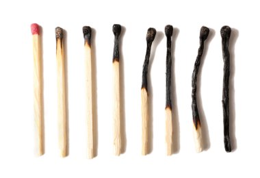 yanmış kibrit üzerinde beyaz izole