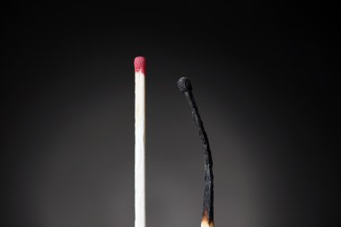 Maç ve koyu arka plan üzerinde yanmış maç