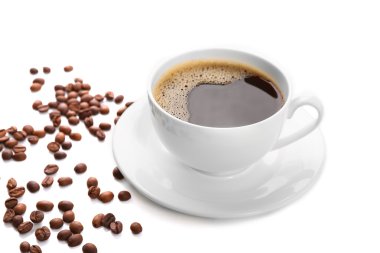 Beyaz üzerine izole edilmiş bir fincan kahve.