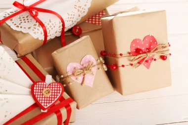 Güzel hediye kutuları ahşap arka plan üzerinde. Sevgililer günü kavramı