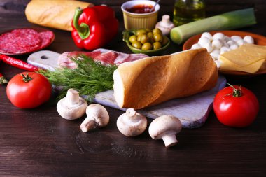 Ahşap masa farklı ürün yakın çekim