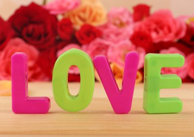 Dekoratif harf kelime aşk çiçekli parlak zemin üzerine kurma