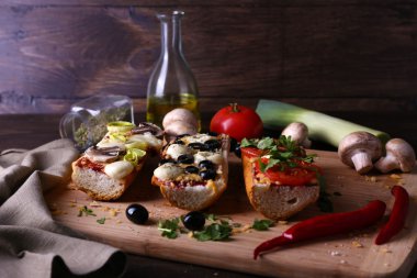 Sebze ve peynir kesme tahtası üzerinde tablo üzerinde farklı sandviçle yakın çekim