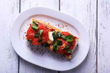 Lezzetli sandviç sebze ve peynir ahşap arka plan üzerinde plaka üzerinde