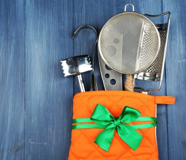 Potholder ahşap arka plan üzerinde farklı mutfak gereçleri