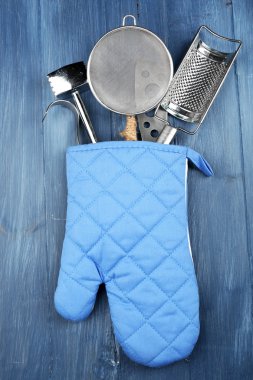 Potholder ahşap arka plan üzerinde farklı mutfak gereçleri