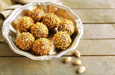 Ahşap masa üzerinde lezzetli ev yapımı fıstık şekerler