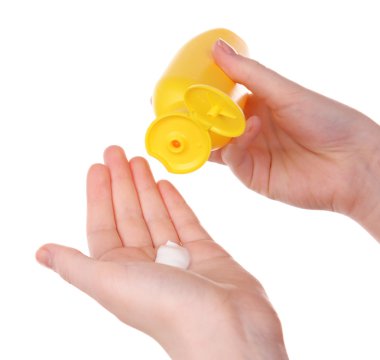 Güneş krem beyaz izole kadın elinde şişe