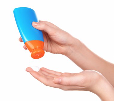 Güneş krem beyaz izole kadın elinde şişe